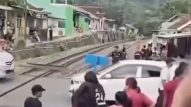 Mobil Tertemper Kereta, Warga Blokir Rel