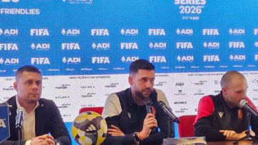 Pelatih timnas Bulgaria Aleksandar Dimitrov (kiri)