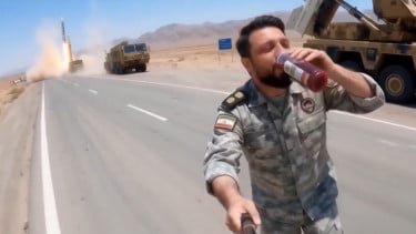 Viral Video Jubir Militer Iran Main Skateboard saat Rudal Meluncur
