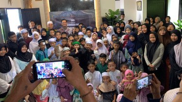 Bersama Anak Yatim Piatu, Boni Hargens Gelar Doa bagi Perdamaian Dunia