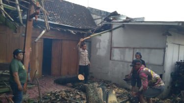 Puting Beliung Terjang Blora, Rumah Warga Rusak dan Serambi Masjid Roboh