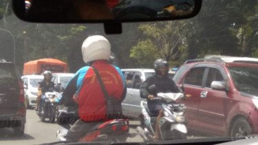 Longsor sebabkan kemacetan di jalan poros Kabupaten Maros dan Kabupaten Bone, Sulawesi Selatan