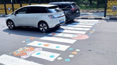 Zebra cross di kawasan Tebet, Jakarta Selatan, yang digambar ulang oleh warga sebagai marka jalan
