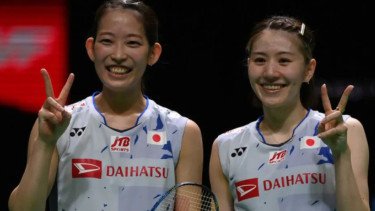 Pebulu tangkis ganda putri Jepang Chiharu Shida (kanan) dan Nami Matsuyama (kiri)
