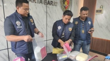 Anggota Satreskrim Polres Metro Jakarta Barat ungkap tindak kriminal penipuan bermodus dolar hitam atau black dollar