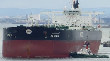 Kapal Tanker Raksasa Kuwait Terbakar Diserang Iran di Perairan Dubai, Harga Minyak Melonjak