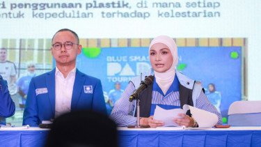 Ketua Fraksi Partai Amanat Nasional (PAN) DPR RI Putri Zulkifli Hasan (kanan)