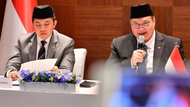 Menko bidang Perekonomian, Airlangga Hartarto (kanan) dan Sekretaris Kabinet Teddy Indra Wijaya (kiri)