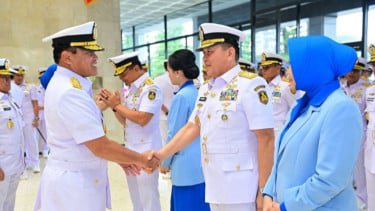 KSAL Laksamana TNI Mohammad Ali (kiri) bersalaman dengan Wakasal Laksdya TNI Edwin Rajo Mangkuto (kanan)
