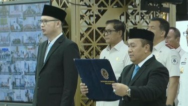 Hendarsam Marantoko mengikuti pembacaan sumpah sebagai Dirjen Imigrasi