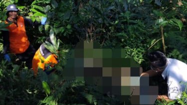 Evakuasi kerangka manusia yang belum diketahui identitasnya di perbukitan Blekutuk di Desa Sitiluhur, Jateng