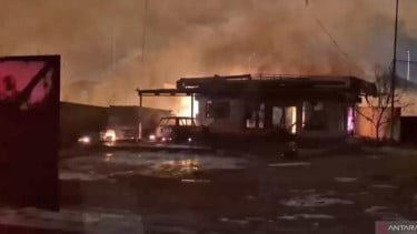 Api membakar area Stasiun Pengisian Bulk Elpiji di Jalan Cinyosog, Cimuning