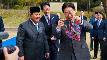 Presiden RI Prabowo Subianto memberikan hadiah untuk anjing milik Presiden Korea Selatan Lee Jae Myung
