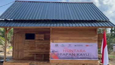 Pemanfaatan kayu hanyutan sebagai material huntara di Aceh Utara.