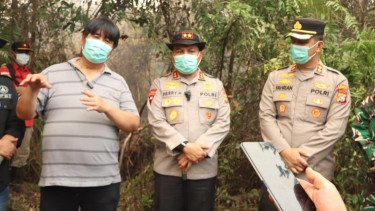 Kapolda Riau Irjen Herry Heryawan (tengah) tinjau langsung pemadaman Karhutla di Bengkalis