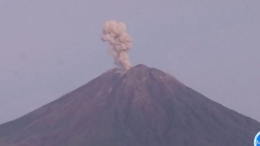 Gunung Semeru Erupsi 4 Kali dalam Sejam Pagi Ini, Tinggi Letusan Capai 1 Km