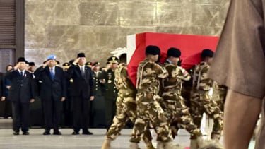Momen SBY Pakai Baret Pasukan Perdamaian saat Takziah 3 Prajurit TNI Gugur di Lebanon