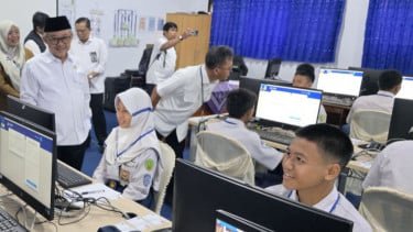 Tinjau Pelaksanaan TKA Tingkat SMP, Mendikdasmen Kasih Strategi Siswa Cara Kerjakan Soal