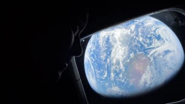 Bumi difoto menggunakan iPhone 17 Pro Max.