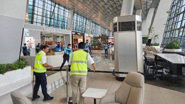 Petugas Operasional Angkasa Pura Respons Cepat Cuaca Buruk di Bandara Soetta
