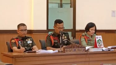 Oditur Militer Mayor (Chk) Wasinton Marpaung (tengah) dan Kolonel Chk Andri Wijaya (kiri)