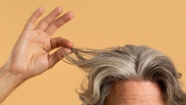 Uban Bikin Gak Pede? Zaidul Akbar Ungkap Cara Hitamkan Rambut Secara Alami