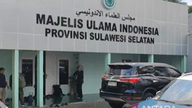 Viral Sejumlah Orang Berpakaian Muslim Minum Oli Baru di Makassar, MUI Sulsel: Haram