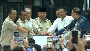 Presiden Prabowo Resmikan Pabrik Kendaraan Listrik VKTR di Magelang