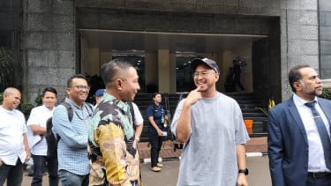 Momen Tak Terduga! Sempat Disindir di &lsquo;Mens Rea&rsquo; Pandji Pragiwaksono dan Dharma Pongrekun Bertemu di Polda Metro
