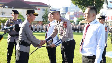 Kapolda Sumsel Irjen Sandi Nugroho memberikan penghargaan ke jajarannya