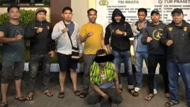 Pelaku pembunuhan inisial RF (tengah) usai dibekuk