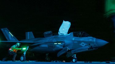 Trump Kerahkan 15 Kapal Perang hingga Jet Siluman F-35B Blokade Selat Hormuz