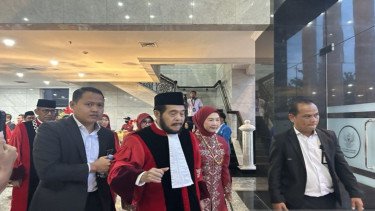Momen Anwar Usman 'Tumbang' usai Wisuda Purnabakti