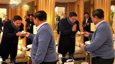 Prabowo Beri Kejutan Ulang Tahun untuk Seskab Teddy di Paris