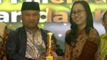 Wakil Ketua Komisi XIII DPR RI Sugiat Santoso Dianugerahi Legislator Peduli Perlindungan HAM di KWP Award