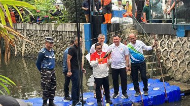 Aksi Pramono Turun Langsung Pantau Penangkapan Ikan Sapu-sapu di Jakut