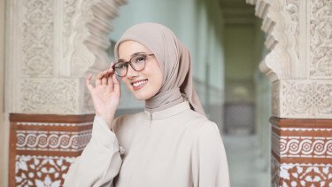 Pelipis Sakit Hingga Hijab Berantakan karena Kacamata? Ini Tips Simpel Biar Tetap Rapi