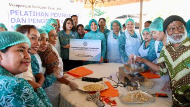 Ketum TP PKK Tri Tito Karnavian Puji Produk Lokal Unggulan Minyak Kemiri Kabupaten Belu