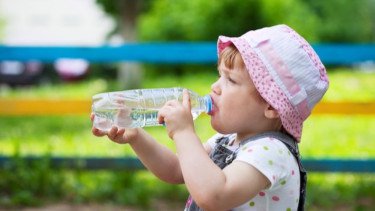 Ilustrasi anak minum air