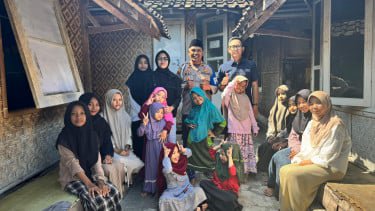 Sahroni Ikut Bantu Bocah Azizah yang Viral Cari Rongsokan