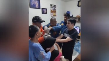 Momen Petugas Damkar Evakuasi Bayi Satu Tahun yang Kepalanya Terjepit Kaleng Biskuit