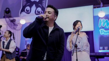 Cerita di Balik Ong dan Penny, Sal Priadi Bikin Penonton Baper di Konser Intim Ini!