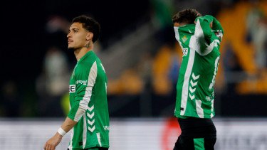 Cinta Penghancur Karier, Pemain Real Betis Diasingkan Akibat Pacari Anak Legenda Klub