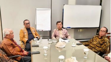 Wakil Presiden Ke-10 dan Ke-12 RI Jusuf Kalla (JK) menerima kunjungan Ketua Umum PGI Jacky Manuputty