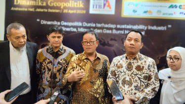Ketua Umum IAGL ITB Abdul Bari (tengah)