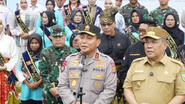 Kapolda Riau, Irjen Pol Herry Heryawan (tengah)