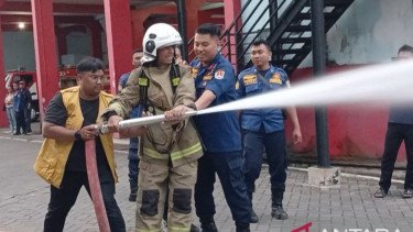 Debt Collector Pinjol yang 'Prank' Kebakaran Palsu Minta Maaf, Disuruh Coba Semprotkan Air Tekanan Tinggi