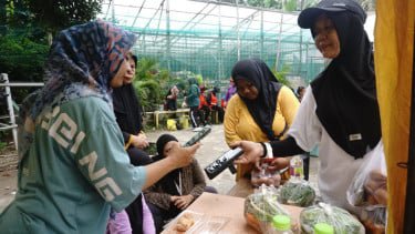 Warga membeli paket sembako menggunakan Aplikasi Sahara.