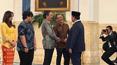 Momen Akrab Rocky Gerung Salaman dan Tertawa Bareng Prabowo di Istana