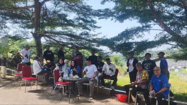 Warga dan Aparat Keamanan di Bogor